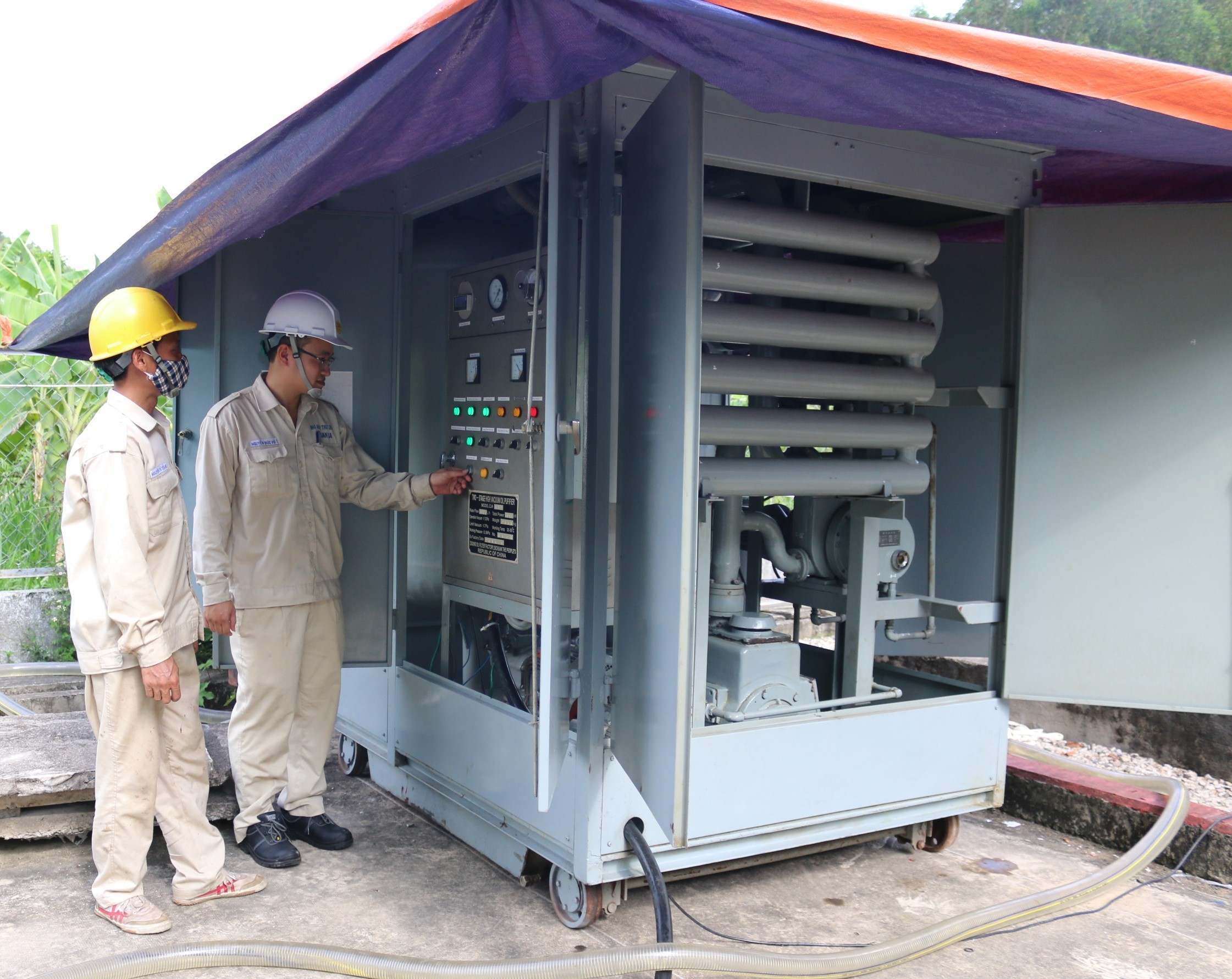 Thực hiện lọc, nạp dầu máy biến áp Nhà máy điện mặt trời Europlast Phú Yên