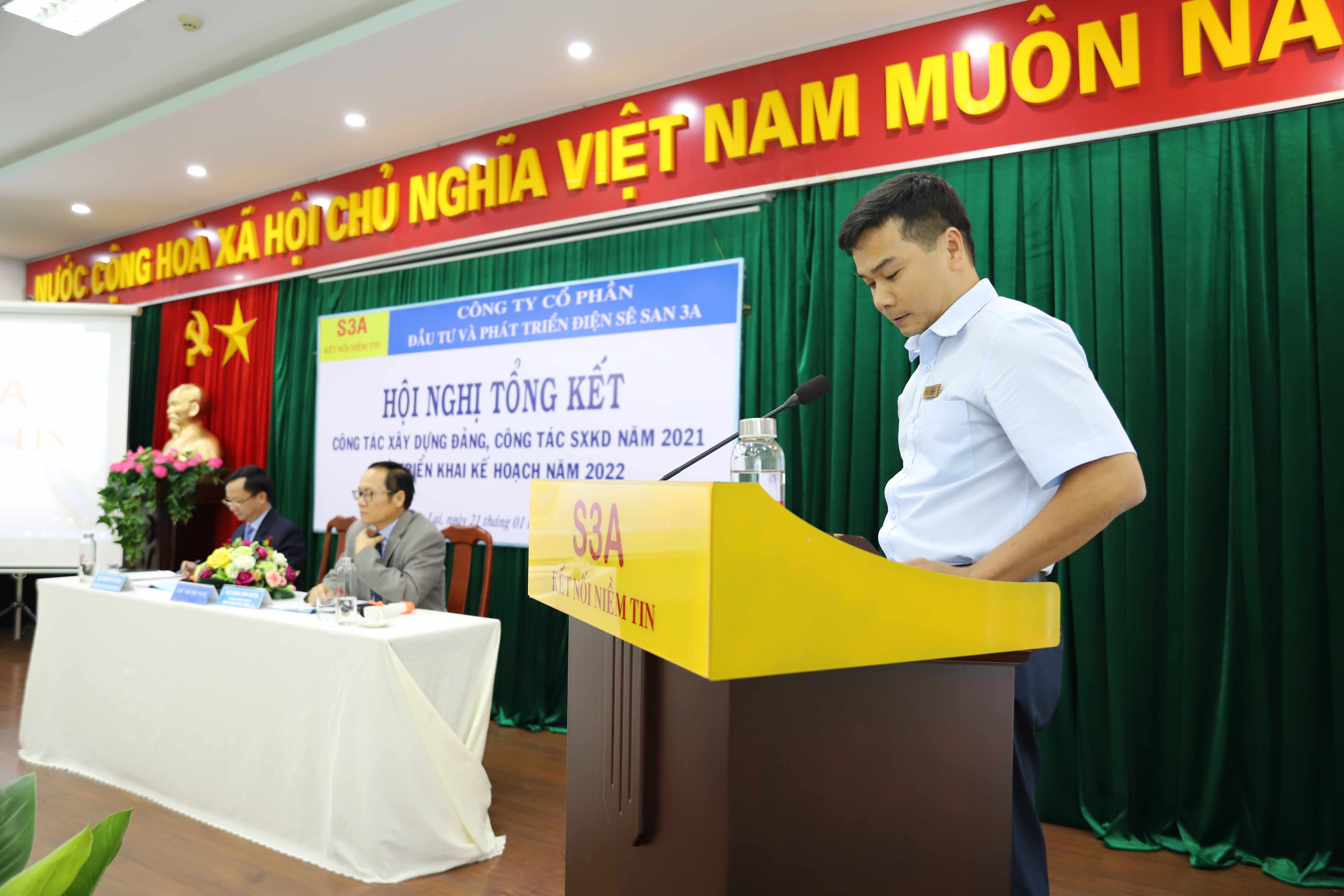 Ông Ngô Văn Lợi - Giám đốc Trung tâm dịch vụ Nhà máy điện tham luận tại Hội nghị