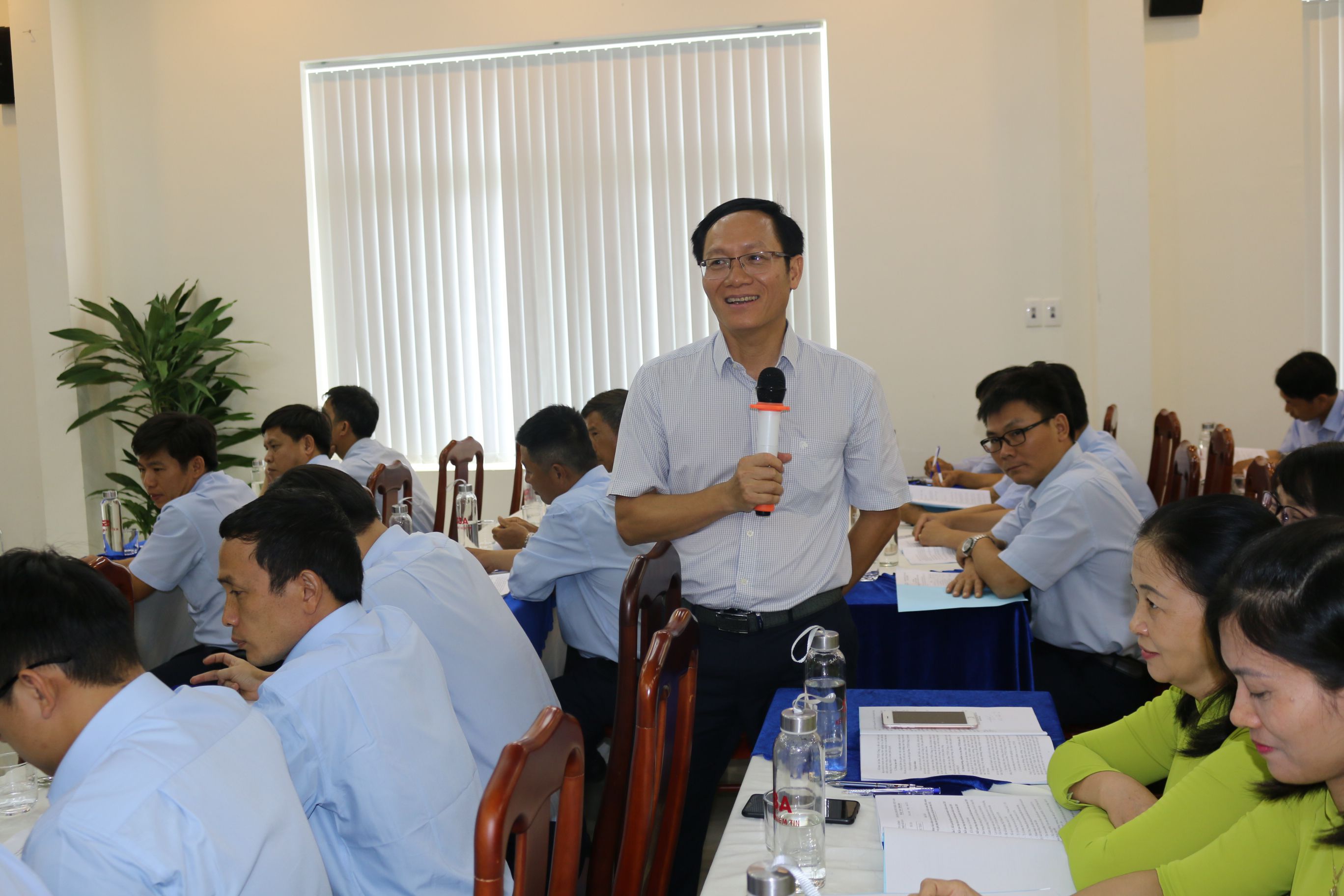 Ông Đinh Văn Nhẫn - Tổng giám đốc Công ty trả lời các ý kiến của người lao động tại Hội nghị