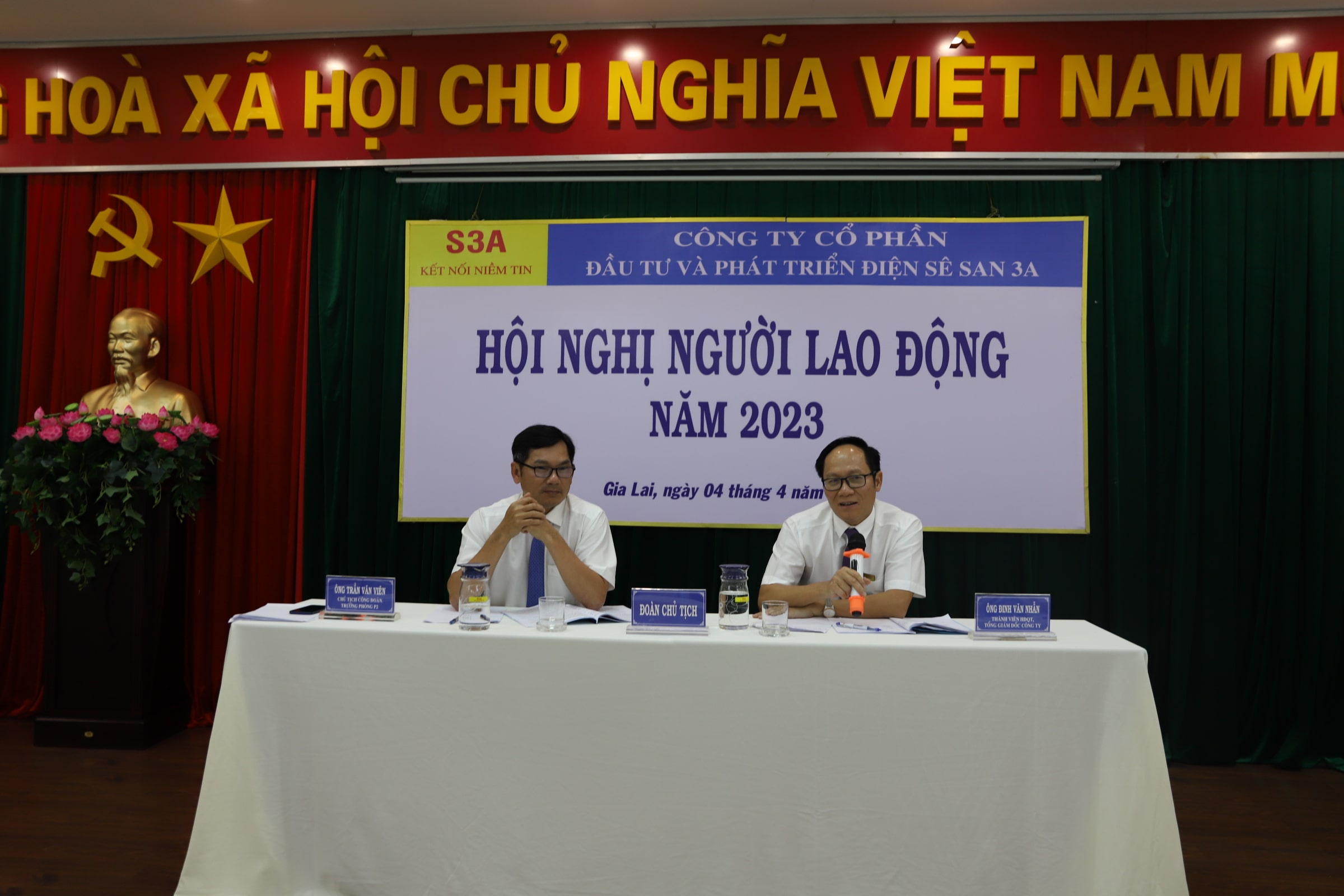 Ông Đinh Văn Nhẫn - Tổng giám đốc Công ty và ông Trần Văn Viên - Chủ tịch Công đoàn Công ty trả lời các kiến nghị của Người lao động