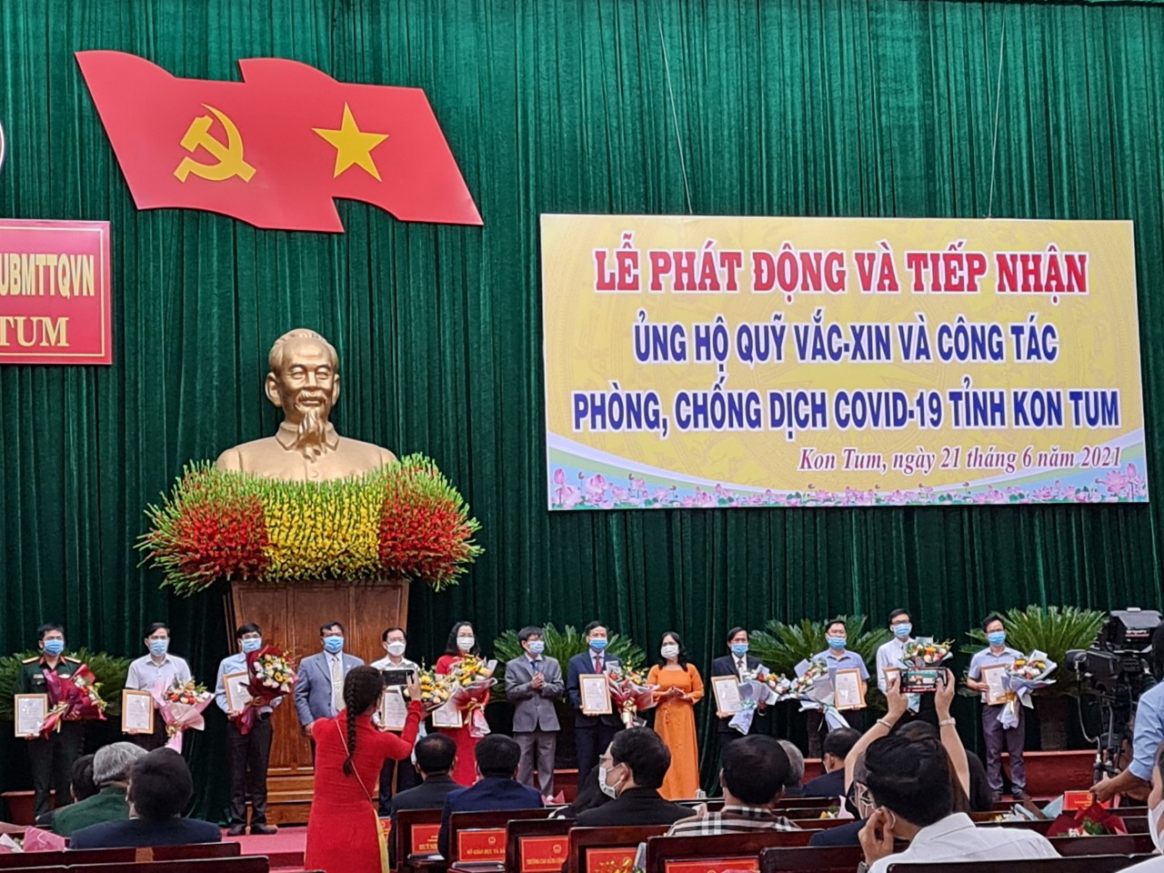 Trao tiền ủng hộ quỹ vacxin COVID-19 cho UB MTTQ tỉnh Gia Lai, tỉnh Kon Tum
