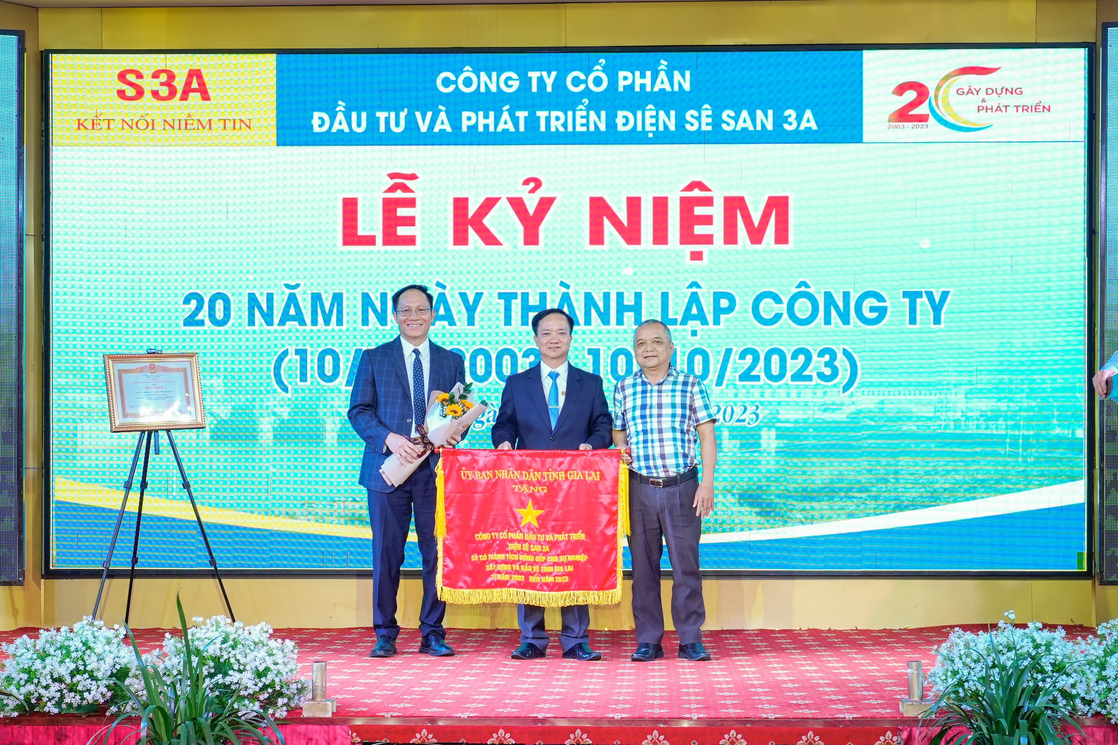 Lãnh đạo Công ty đón nhận cờ thi đua của UBND tỉnh Gia Lai