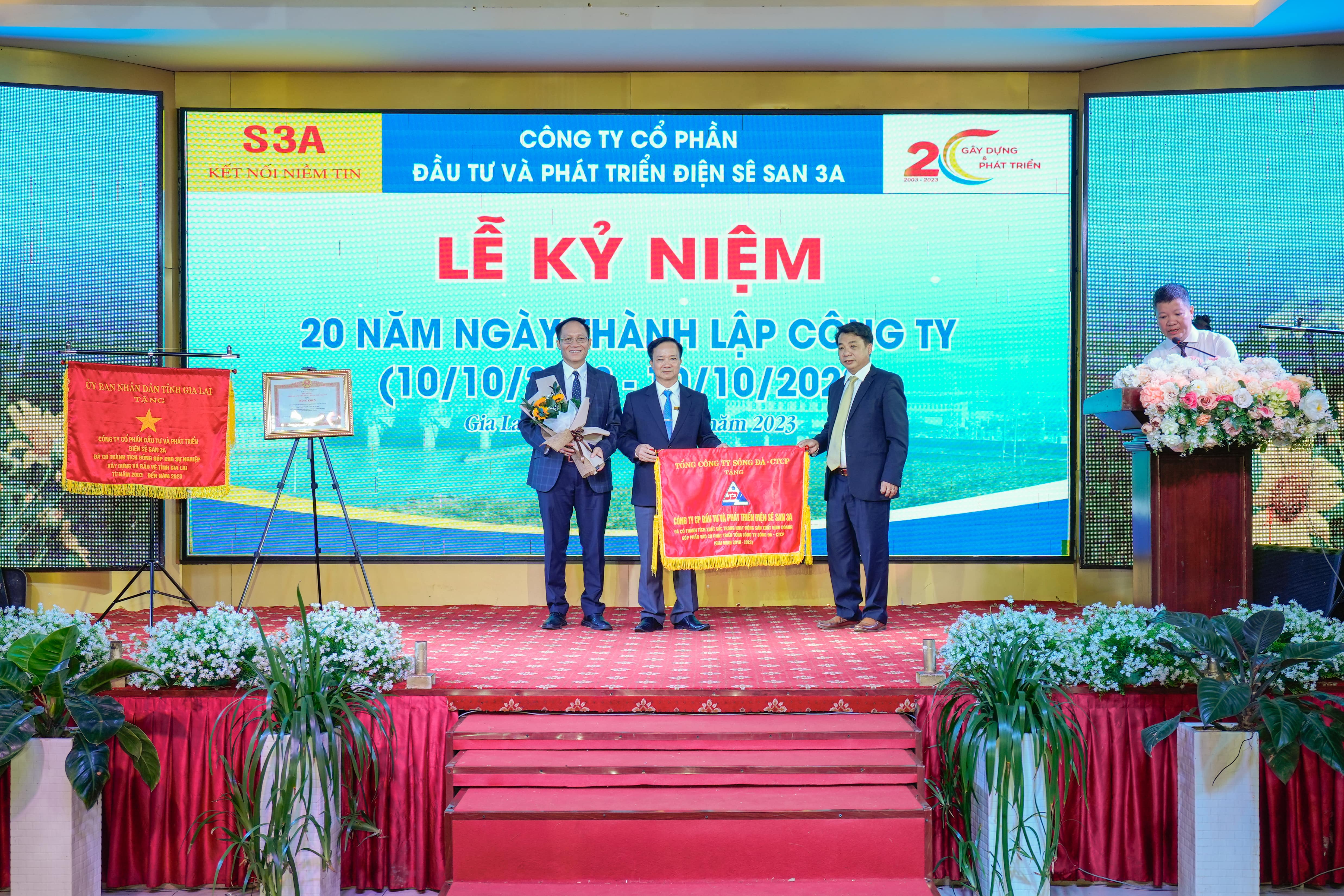Tổng công ty Sông Đà - CTCP trao tặng cờ thi đua cho Tập thể Công ty