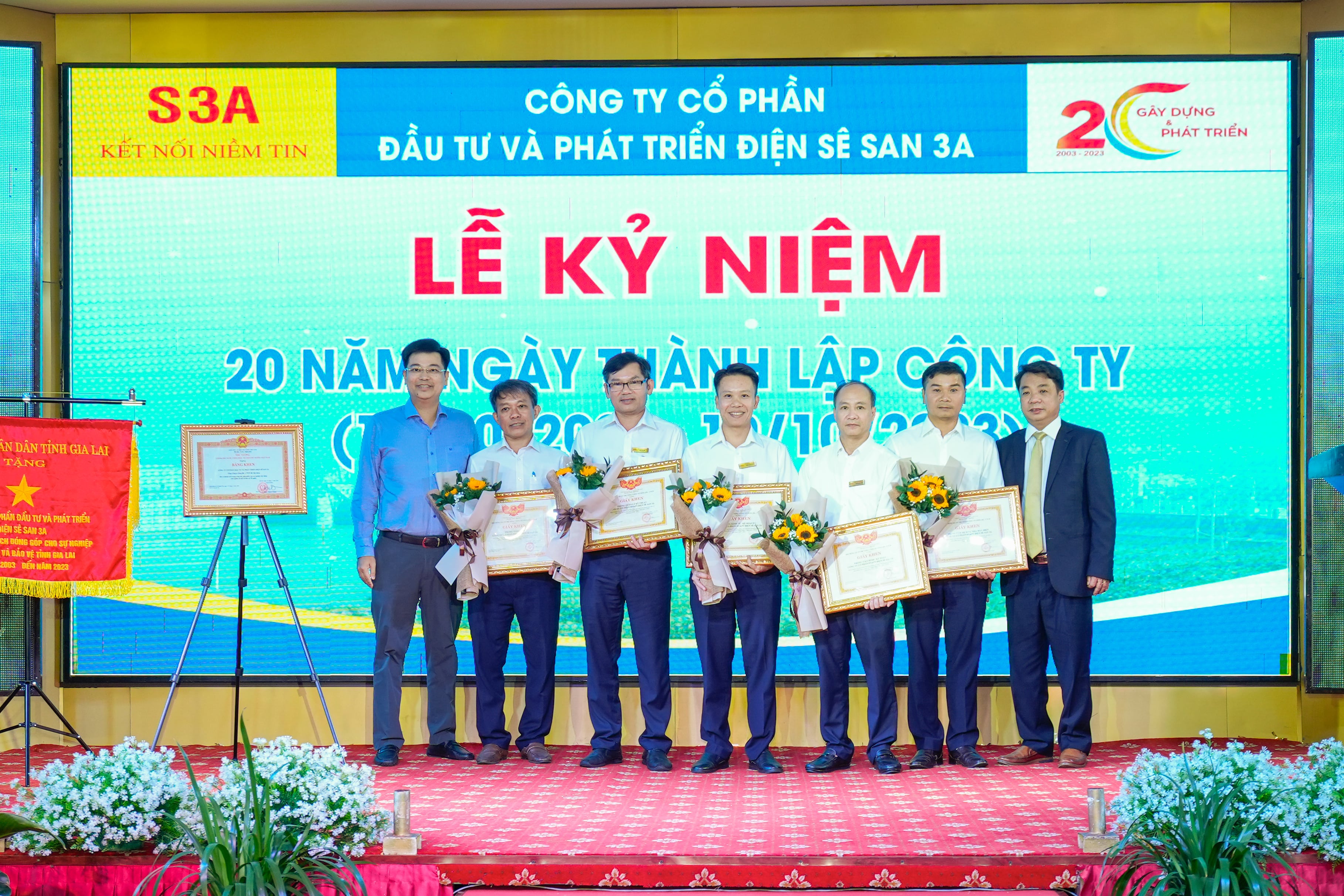 Tổng công ty Sông Đà - CTCP tặng Giấy khen cho các Tập thể có thành tích xuất sắc