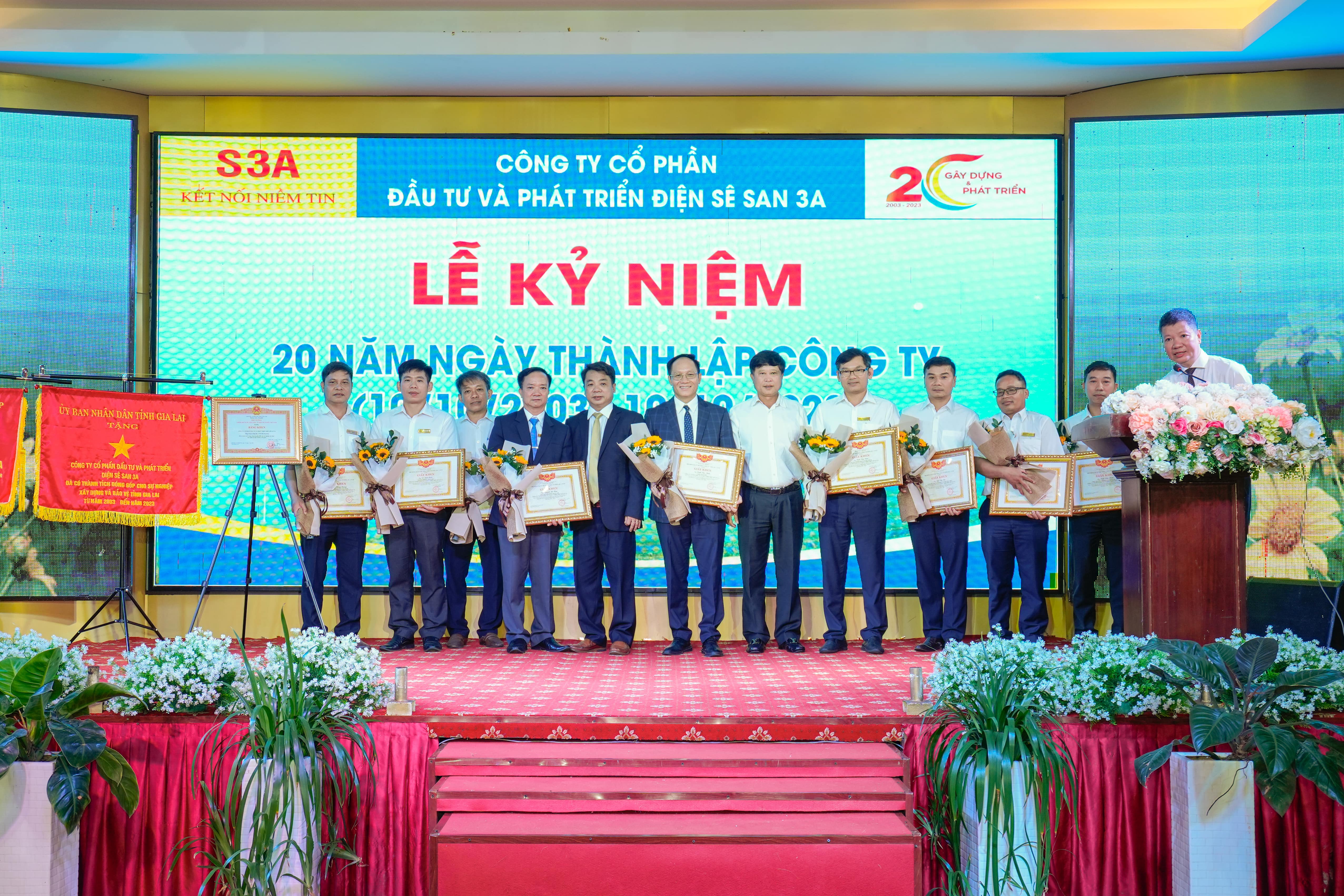 Tổng công ty Sông Đà - CTCP trao tặng Giấy khen cho các cá nhân có thành tích xuất sắc