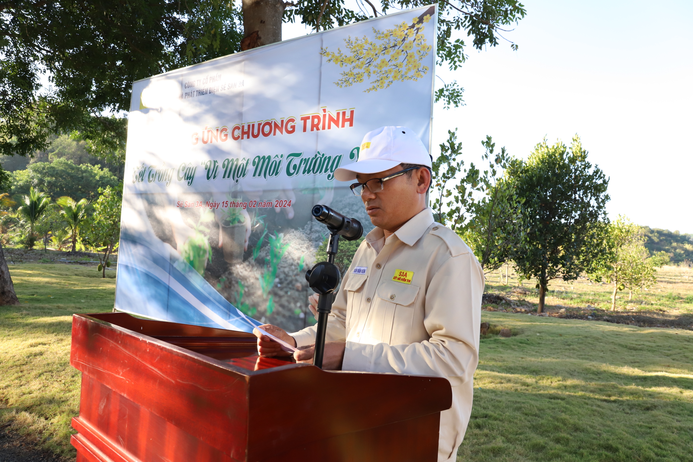 Ông Trần Văn Viên - Chủ tịch Công đoàn Công ty phát động trồng cây đầu xuân Giáp Thìn